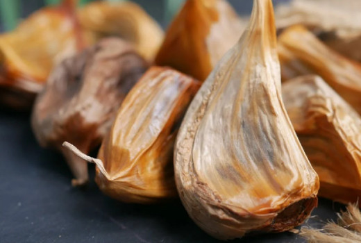 Črni česen in rdeči kvasni riž